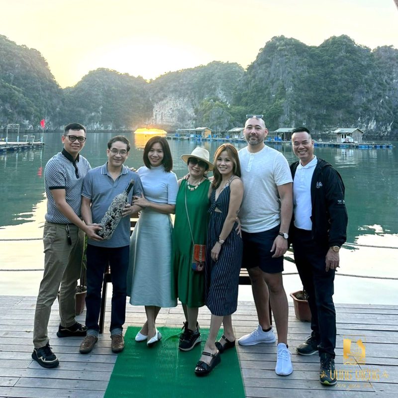 Du khách ghé thăm làng chài Vung Viêng